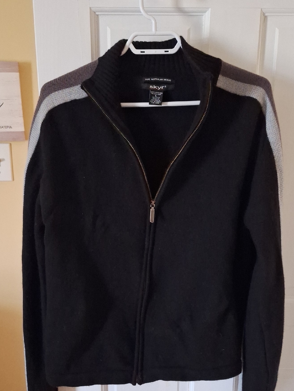 Skyr Men's Black Full-Zip Sweater with Gray Shoulder Stripes